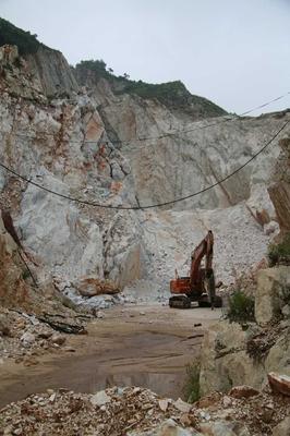 南陽(yáng)某縣礦山開采爆破引發(fā)民房損毀，安全生產(chǎn)與群眾權(quán)益再引關(guān)注